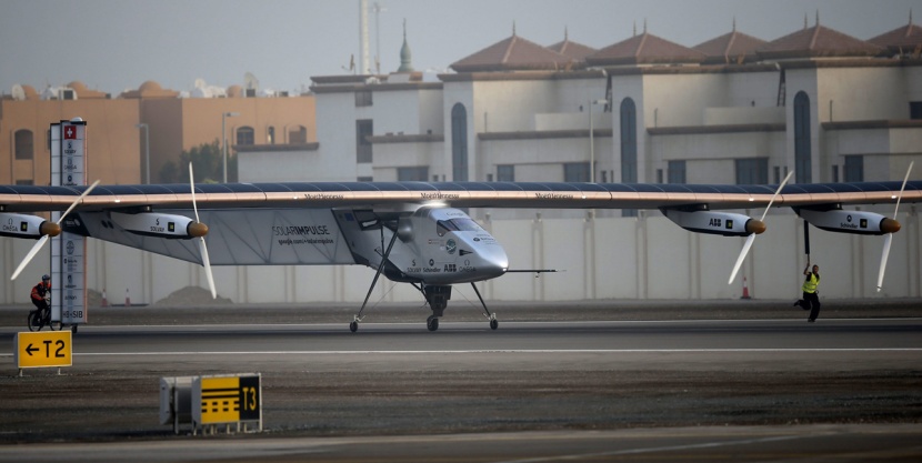 طائرة تعمل بالطاقة الشمسية تقوم بأول رحلة حول العالم