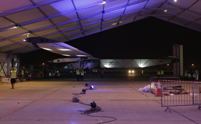 طائرة تعمل بالطاقة الشمسية تقوم بأول رحلة حول العالم