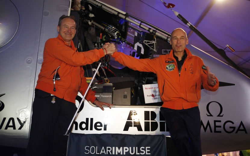 طائرة تعمل بالطاقة الشمسية تقوم بأول رحلة حول العالم