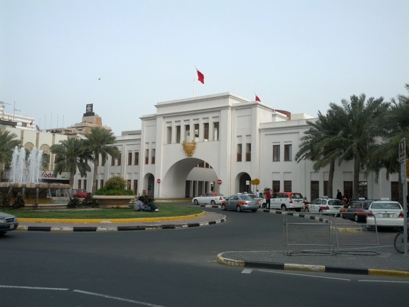 البحرين تعتقل مطلوبا أمنيا بحوزته مواد تدخل في صناعة القنابل