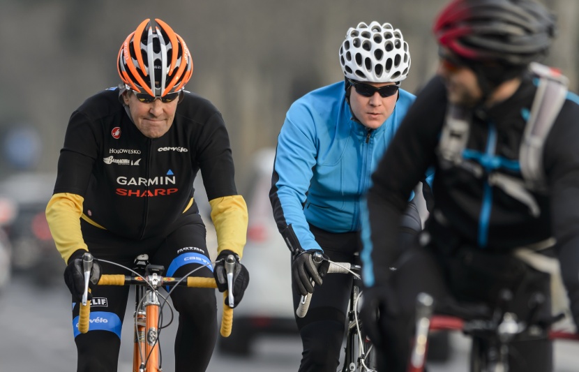 قصة مصورة: جون كيري يتنقل بدراجته في شوارع سويسرا