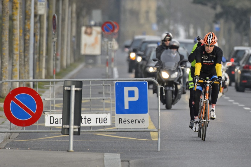 قصة مصورة: جون كيري يتنقل بدراجته في شوارع سويسرا