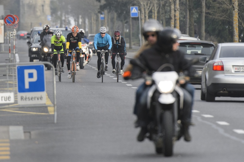 قصة مصورة: جون كيري يتنقل بدراجته في شوارع سويسرا