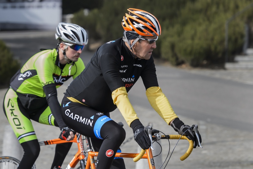 قصة مصورة: جون كيري يتنقل بدراجته في شوارع سويسرا