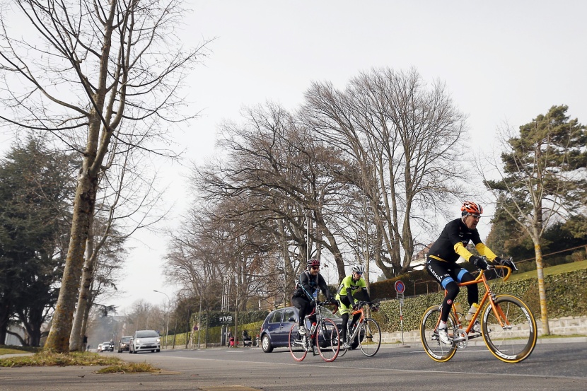 قصة مصورة: جون كيري يتنقل بدراجته في شوارع سويسرا