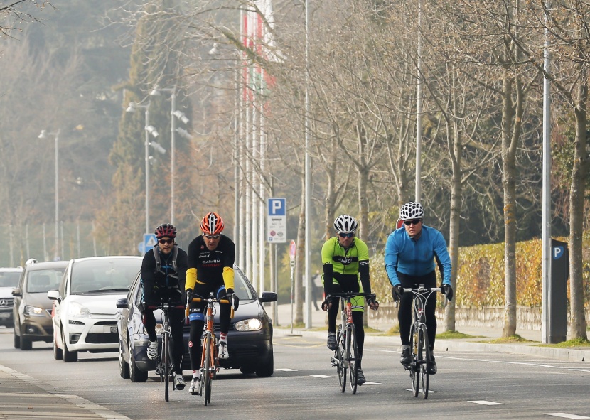 قصة مصورة: جون كيري يتنقل بدراجته في شوارع سويسرا