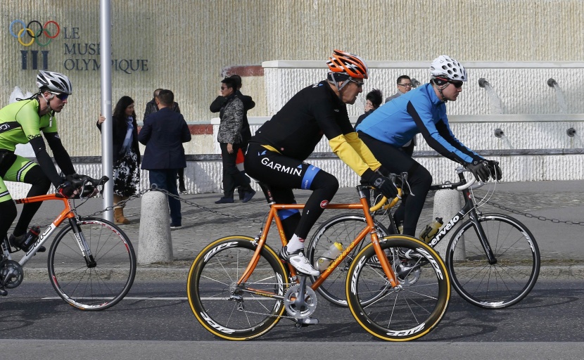 قصة مصورة: جون كيري يتنقل بدراجته في شوارع سويسرا