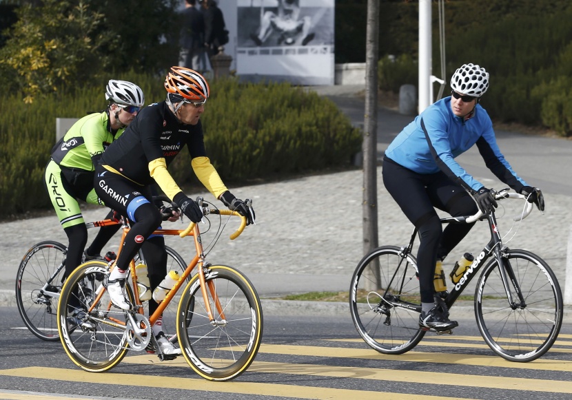 قصة مصورة: جون كيري يتنقل بدراجته في شوارع سويسرا