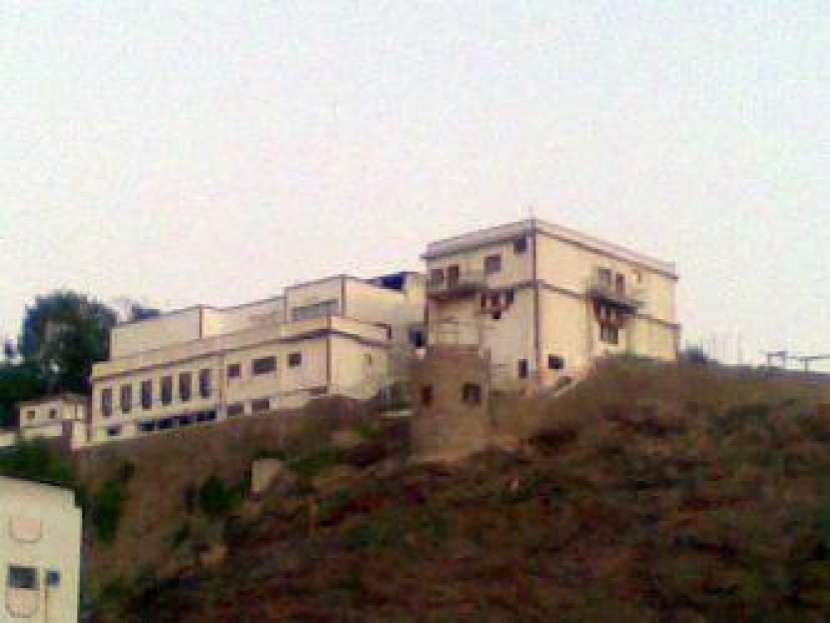 طائرة حربية تضرب قصر هادي في عدن