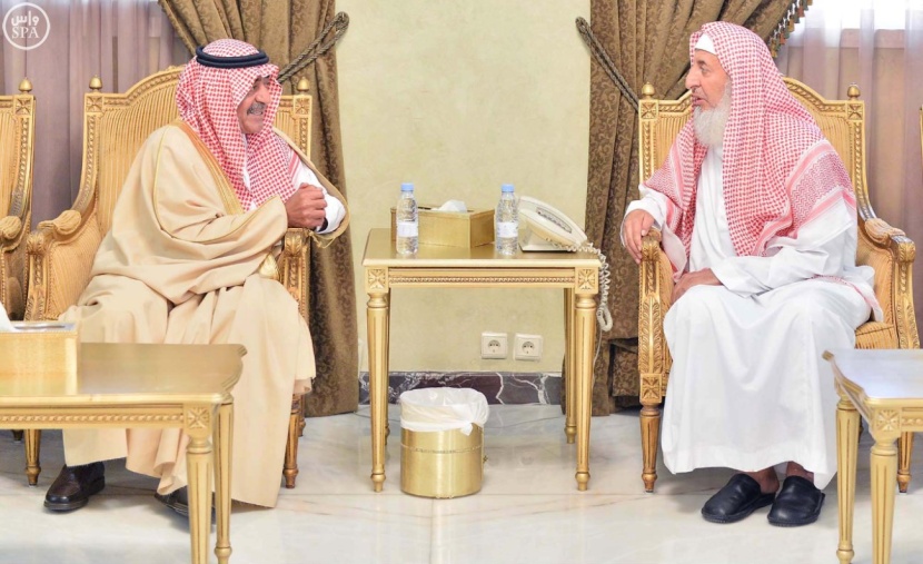 ولي العهد يزور مفتي عام المملكة ويعزيه في وفاة والدته