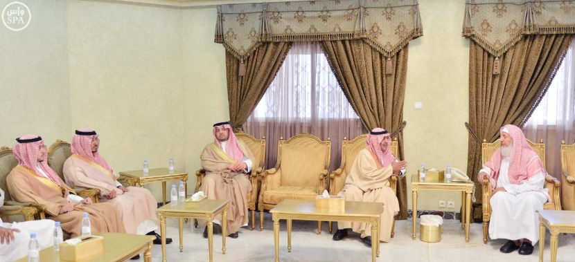 ولي العهد يزور مفتي عام المملكة ويعزيه في وفاة والدته