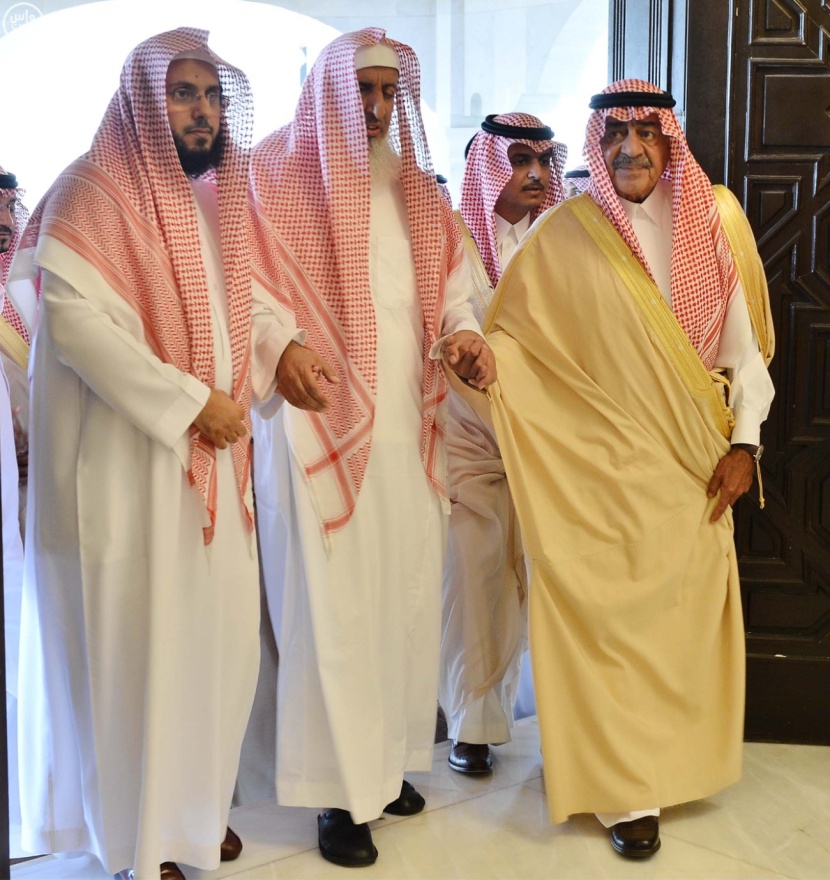 ولي العهد يزور مفتي عام المملكة ويعزيه في وفاة والدته