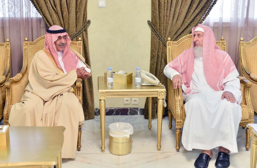 ولي العهد يزور مفتي عام المملكة ويعزيه في وفاة والدته