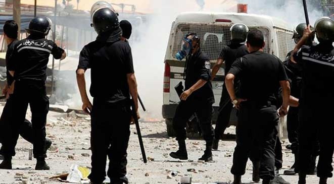 مواجهات بين الأمن وعاطلين عن العمل في مدينة دوز التونسية