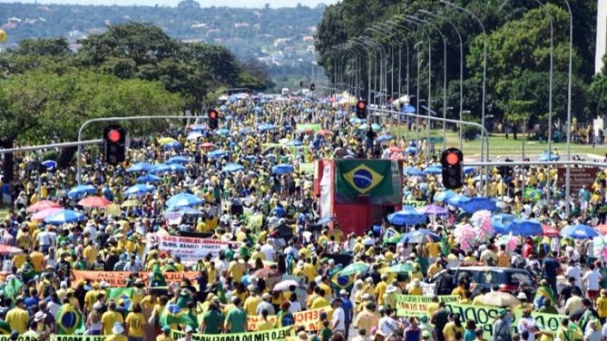 البرازيليون يحتجون على روسيف في ثاني أكبر تجمع خلال 2015