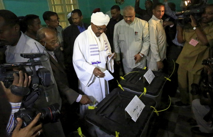 الرئيس السوداني يدلي بصوته في الانتخابات العامة التي تشهدها بلاده