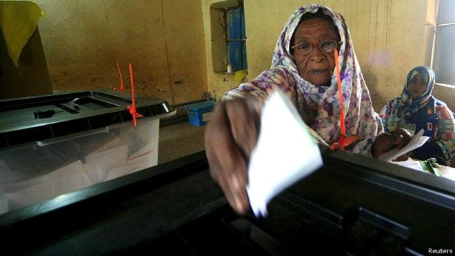 تمديد الاقتراع في انتخابات السودان يوما واحدا وانسحاب اثنين من المرشحين