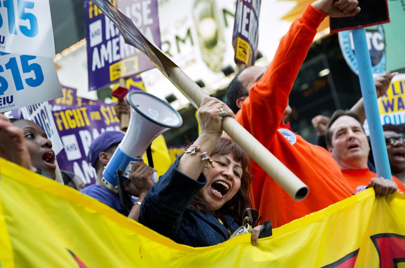 آلاف الاشخاص يتظاهرون في نيويورك للمطالبة بـ15 دولارا للساعة الواحدة