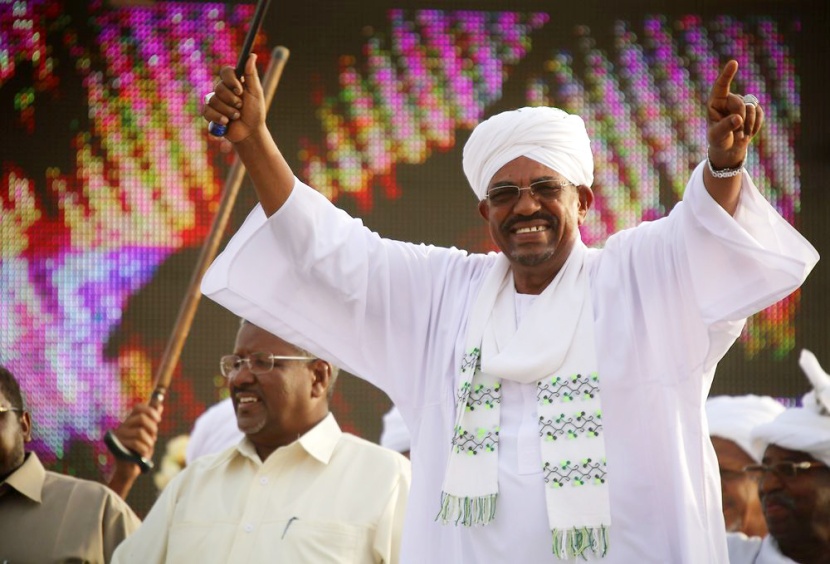 البشير يحصد أصوات الناخبين في سباق الرئاسة في السودان وحزبه يتقدم
