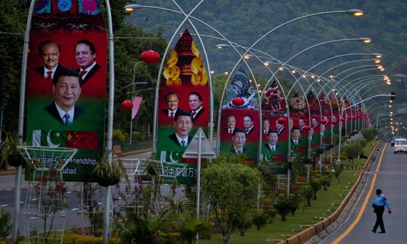رئيس الصين يصل إلى باكستان لإجراء مباحثات وتوقيع اتفاقيات