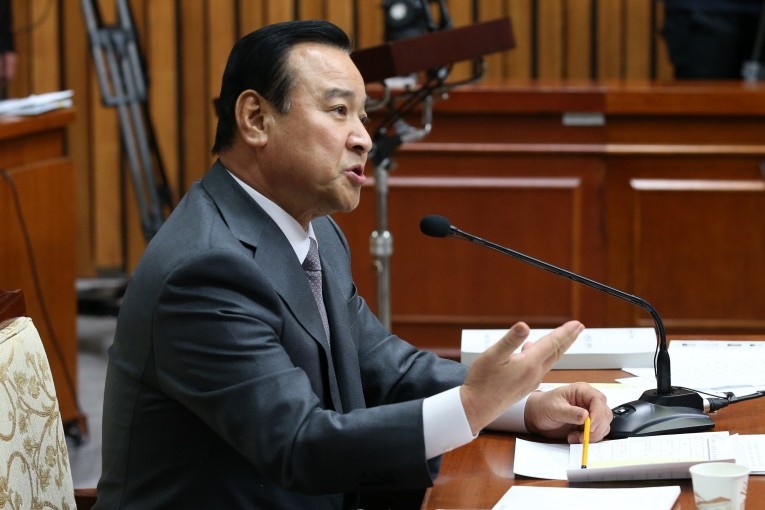 رئيس الوزراء الكوري يعرض استقالته بعد أنباء عن تلقيه هدية بـ 27 ألف دولار