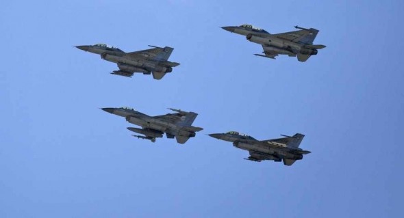 سكان: قصف دبابات للحوثيين في ضربات جوية شمالي عدن