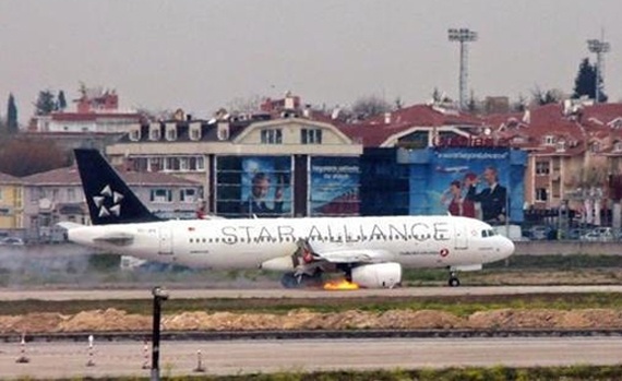 طائرة تركية تهبط اضطراريا في اسطنبول بعد اندلاع حريق في محركها