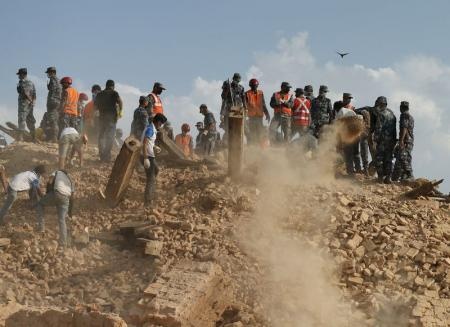 انتشال 3 ناجين من تحت الأنقاض بعد 8 أيام من زلزال نيبال