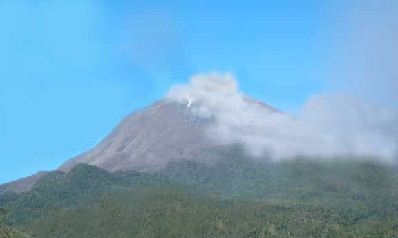 الفلبين تطلق تحذيرا من اندلاع بركان من المستوى الأول