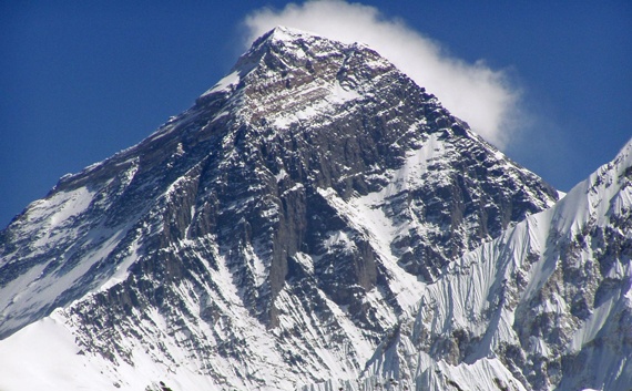 الزلزال يجبر نيبال على إلغاء موسم التسلق على قمة "إفرست"