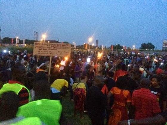 آلاف يتظاهرون ضد إنقطاع الكهرباء بشكل مطول في غانا