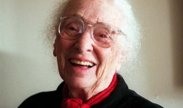 وفاة اليزابيث بينج رائدة الولادة الطبيعية في أمريكا عن مئة عام