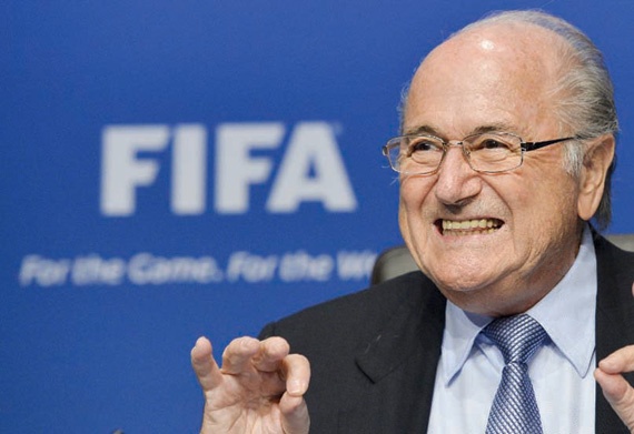 كرة القدم في مرمى السياسة .. وجوزيف بلاتر يربح برهانه على روسيا