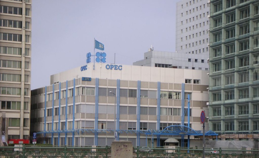 أوبك تأمل تعافي أسعار النفط على الرغم من تخمة المعروض