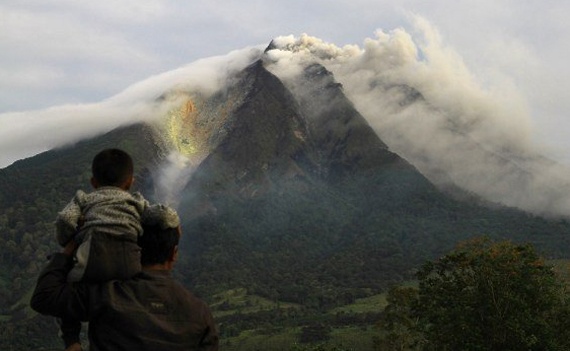 إندونيسيا تخلي منطقة عقب زيادة النشاط البركاني بها