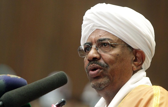 البشير يصدر مرسوما جمهوريا بحل الحكومة السودانية