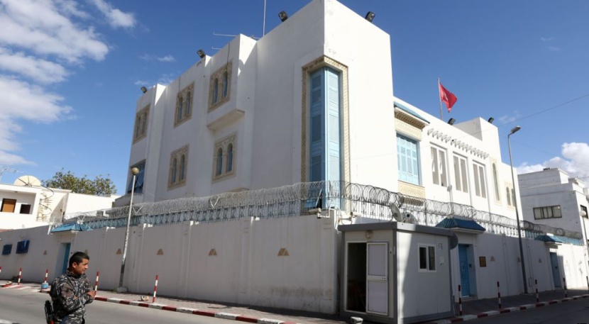 مسلحون يقتحمون قنصلية تونس في طرابلس ويحتجزون 10 موظفين