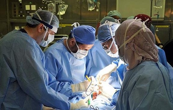 بتوجيه من الملك .. إجراء عملية لفصل توأم يمني بعد غدا الجمعة