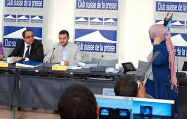 بالفيديو..  امرأة تقذف رئيس وفد الحوثيين في جنيف بالحذاء