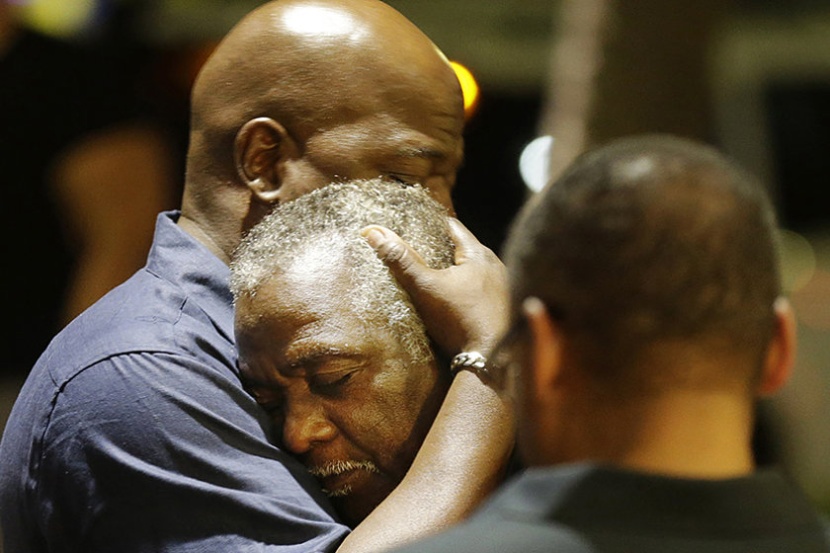 بعد هجوم تشارلستون .. كلينتون تطالب بإصلاح قانون حيازة الأسلحة