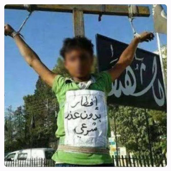 داعش تصلب شابين سوريين لعدم صيامهما في رمضان