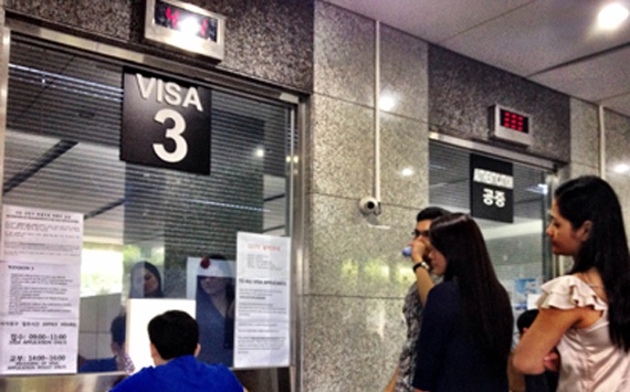 الولايات المتحدة تستأنف إصدار التأشيرات تدريجيا رغم العطل التقني