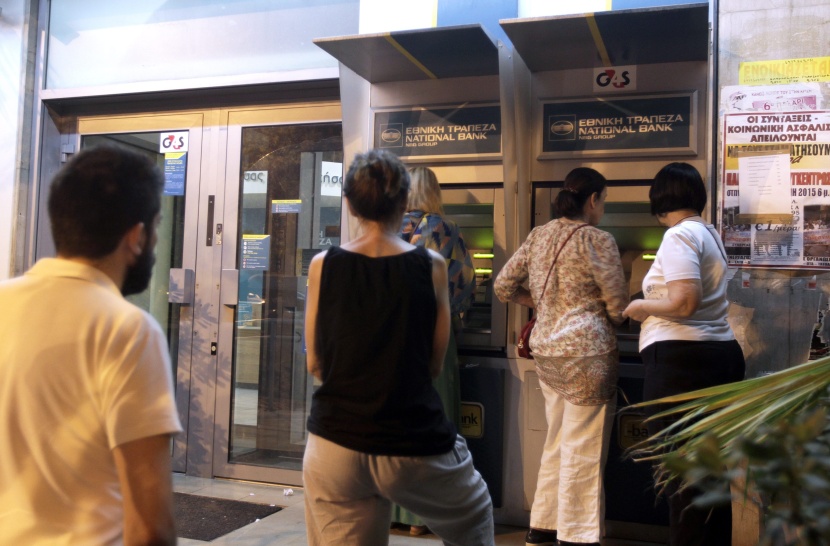 قصة مصورة: طوابير أمام الصرافات الآلية في اليونان بعد تعثر المفاوضات مع المقرضين