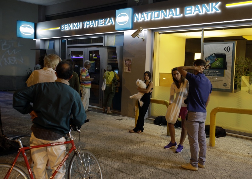 قصة مصورة: طوابير أمام الصرافات الآلية في اليونان بعد تعثر المفاوضات مع المقرضين