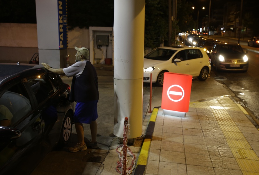 قصة مصورة: طوابير أمام الصرافات الآلية في اليونان بعد تعثر المفاوضات مع المقرضين