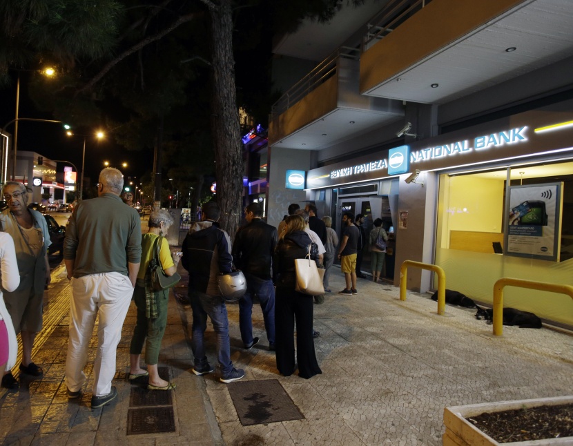 قصة مصورة: طوابير أمام الصرافات الآلية في اليونان بعد تعثر المفاوضات مع المقرضين