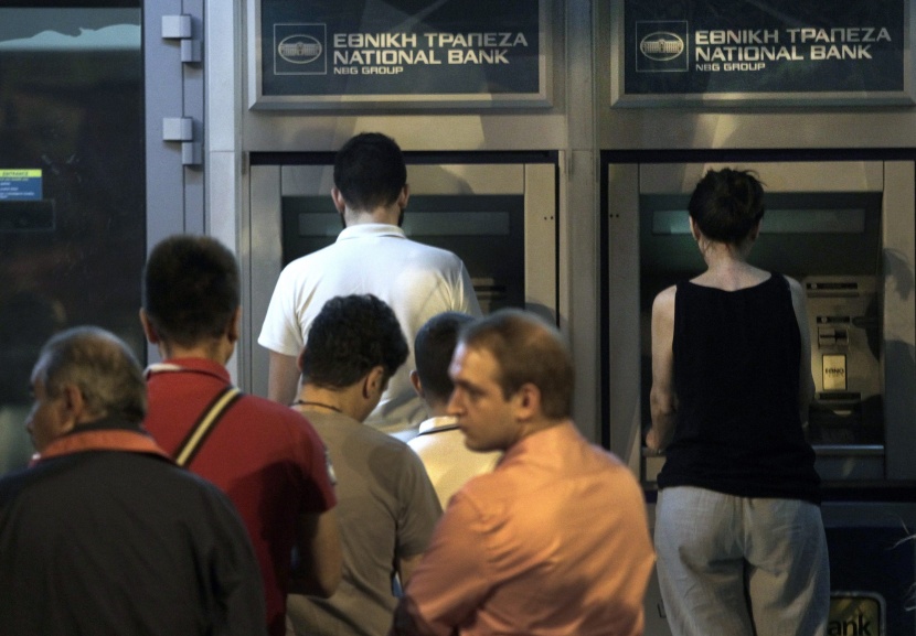 قصة مصورة: طوابير أمام الصرافات الآلية في اليونان بعد تعثر المفاوضات مع المقرضين