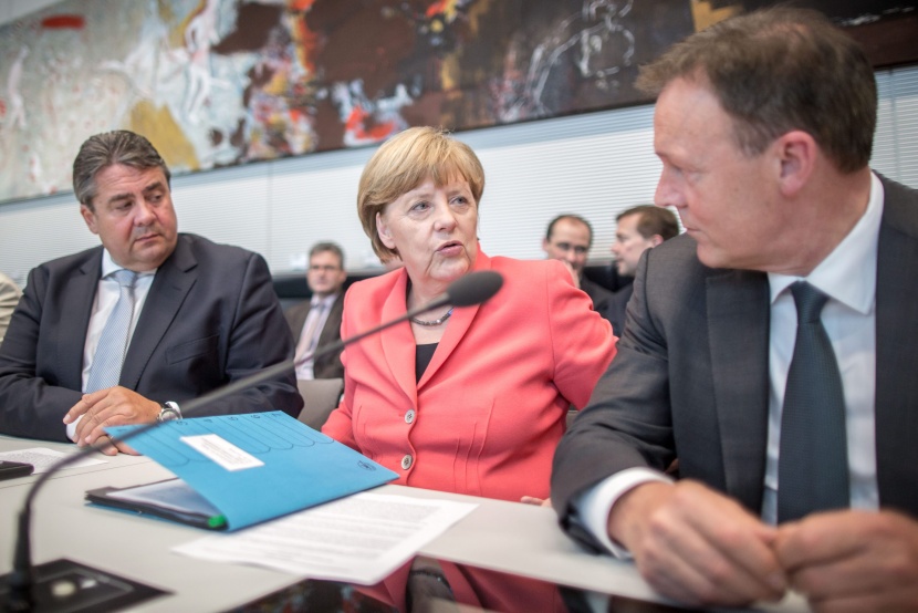 ميركل ترفض التفاوض مع أثينا بشأن قبل الاستفتاء