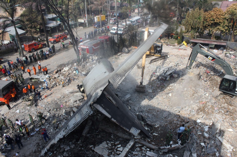 اندونيسيا : أكثر من 140 قتيلا في تحطم الطائرة العسكرية