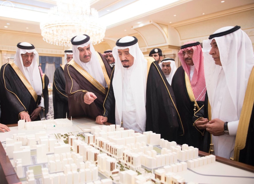 الملك يطلع على توسعة الحرم النبوي .. ويؤكد على أهمية متابعة  العمل